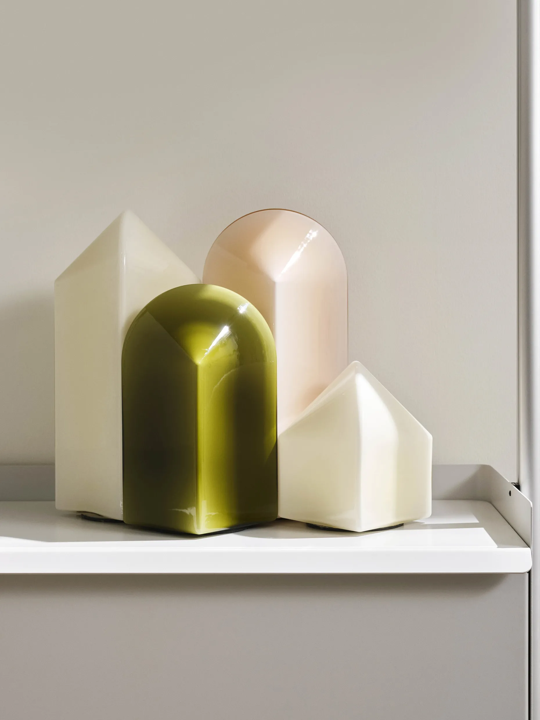 Lampe a poser parade 320 viola heyn-johnsen verre blanc - hay