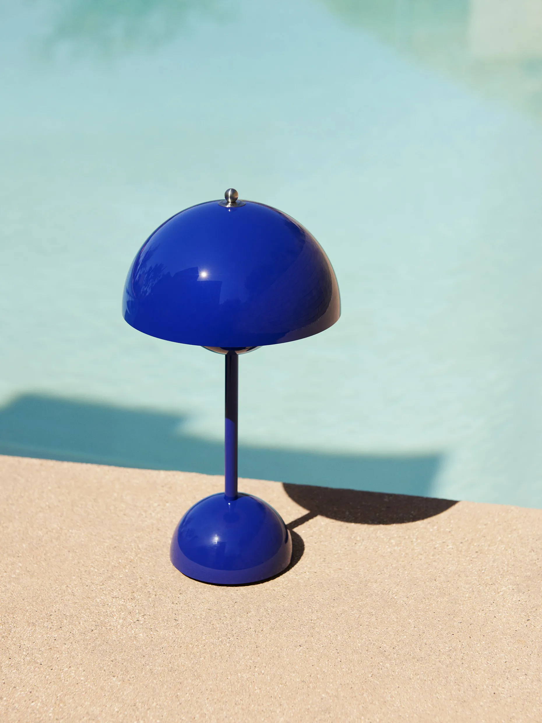 Lampe de table sans fil rechargeable flowerpot vp9 bleu cobalt - &tradition