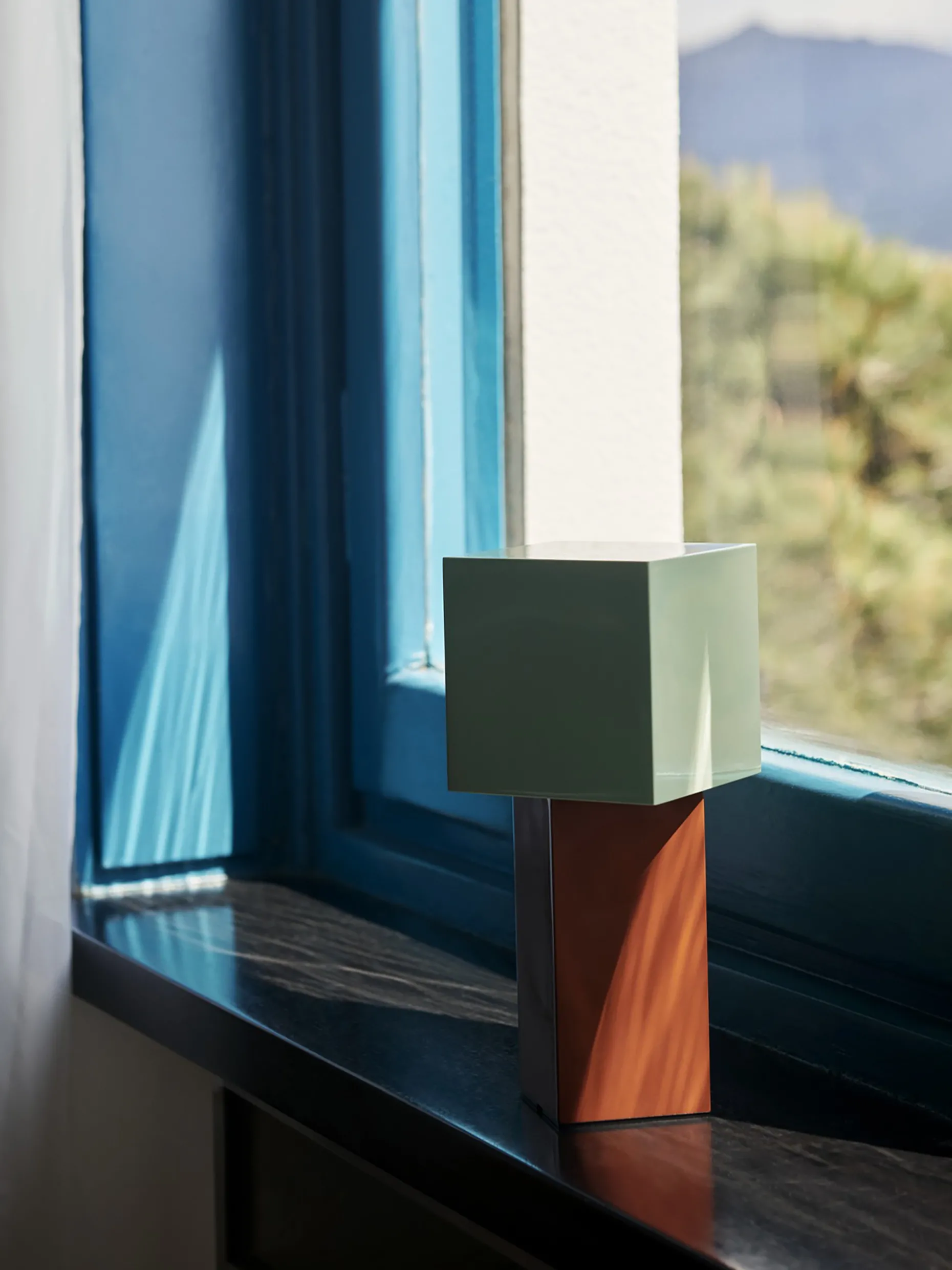 Lampe de table sans fil rechargeable pivot atd7 ochre menthe - &tradition